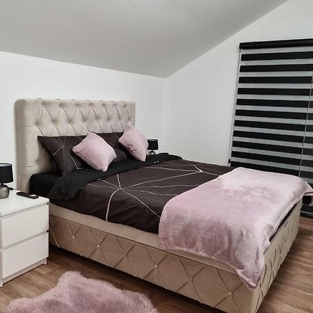 Lilien Apartment Airport Ledine Bagian luar foto